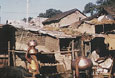 INDIEN-Frauen-tragen-wasser-in-ihre-Huetten
